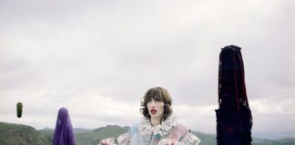 Aldous Harding e seu mundinho de sonhos no videoclipe de “Zoo Eyes”