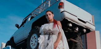Charli XCX, carros demolidos, dramas e o videoclipe de “White Mercedes”