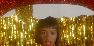 Kilo Kish apresenta para um grupo de marionetes o novo single “Bite Me”