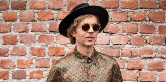Beck lança a sentimental “Dark Places” do álbum ‘Hyperspace’