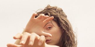 Lorde anuncia pausa na produção de terceiro álbum de estúdio por luto