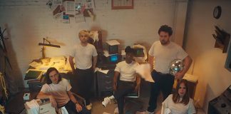 Metronomy toca para testadores de bebida no videoclipe de “Insecurity”