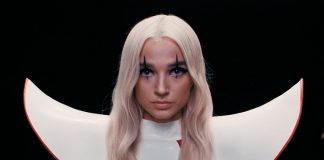 Poppy enfrenta seus inimigos na porrada no videoclipe de “Bloodmoney”