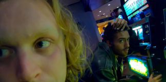 (Sandy) Alex G curte uma noite com os amigos no videoclipe de “In My Arms”