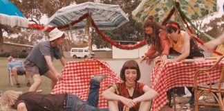 Stella Donnelly e uma conturbada festa em família no videoclipe de “Seasons Greetings”