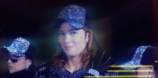 Chela está morta e seu show holográfico é sensação no videoclipe de “Delivery”