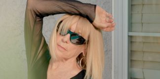 Kim Gordon acompanha a vida de estranhos pelas ruas no videoclipe de “Earthquake”