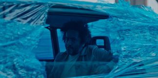 Destroyer envolve o mundo em plástico no videoclipe de “Cue Synthesizer”