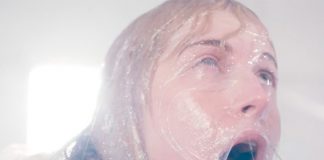 Hayley Williams, do Paramore, segue com sua história misteriosa no videoclipe de “Leave It Alone”
