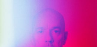 Michael Stipe mostra a inédita “Drive to the Ocean” e reverte os lucros para ONG