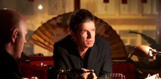 Noel Gallagher comanda um clube noturno no videoclipe de “Blue Moon Rising”