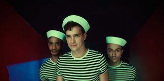 Pet Shop Boys joga-se nas pistas de dança no videoclipe de “Monkey Business”