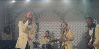 Tame Impala como uma banda de casamento no videoclipe de “Lost in Yesterday”