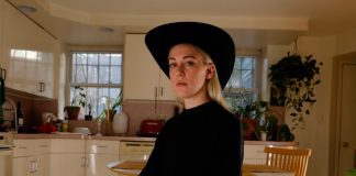 TORRES lança a inédita “Dressing America” do álbum ‘Silver Tongue’