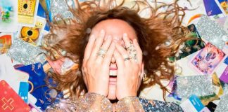 Alanis Morissette lança a faixa “Smiling” do álbum ‘Such Pretty Forks in the Road’