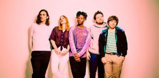 Metronomy lança videoclipe de “Whitsand Bay” com apenas globos de luzes giratórias