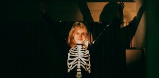 Phoebe Bridgers lança a inédita “Garden Song” e aparece chapada em videoclipe