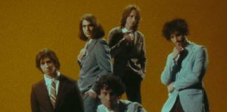 The Strokes quer te vender um clone da banda no videoclipe de “Bad Decisions”