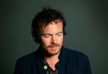 Damien Rice mostra cover devastador de “Chandelier”, sucesso de Sia
