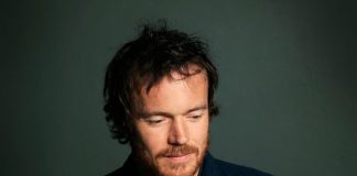 Damien Rice mostra cover devastador de “Chandelier”, sucesso de Sia