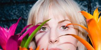 Hayley Williams lança a faixa “Roses/Lotus/Violet/Iris” com o trio boygenius