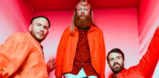 Little Dragon e Kali Uchis encontram-se no single “Are You Feeling Sad?”