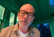 Michael Stipe mostra demo da inédita “No Time for Love Like Now”, colaboração com Aaron Dessner do The National