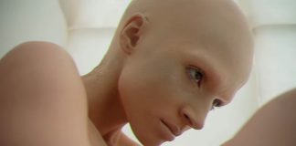 Poppy e suas versões estão aprisionadas no insano videoclipe “Sit / Stay”