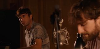 Angelo De Augustine lança o single “Santa Barbara” com uma mão amiga de Sufjan Stevens