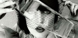 Desire lança o single “Black Latex”, mais uma faixa do primeiro disco em onze anos