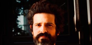 Devendra Banhart lança cover beneficente de “Swan”, canção do disco de estreia de Ioanna Gika