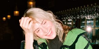 Hayley Williams canta sobre traição e divórcio na pessoal “Dead Horse”