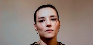 Jehnny Beth canta sobre a sensação do isolamento na sombria “Innocence”
