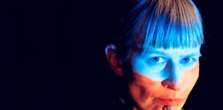 Jenny Hval suspende turnê de álbum e lança a faixa inédita “Bonus Material”