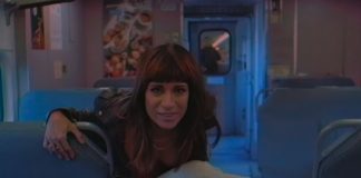 Nicole Atkins leva seu groove para as ruas e praias de Asbury Park no videoclipe de “Domino”