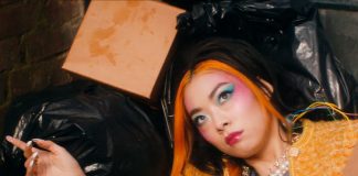 Rina Sawayama critica o capitalismo e a sociedade do consumo no videoclipe “XS”