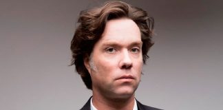 Rufus Wainwright adia o lançamento do álbum ‘Unfollow The Rules’ e mostra o single “Alone Time”