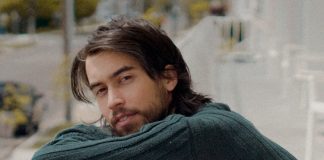 (Sandy) Alex G lança, com uma pitada de bossa nova e jazz, a faixa “Rosebush”