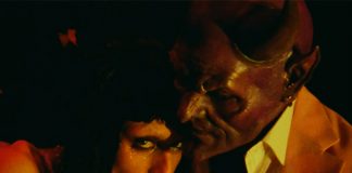 Arca vive uma relação intensa com o diabo no videoclipe de “Time”