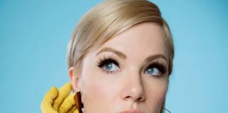 Carly Rae Jepsen lança o álbum ‘Dedicated Side B’ e videoclipe para “This Love Isn’t Crazy”