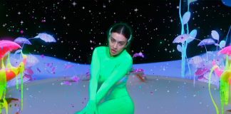 Charli XCX lança videoclipe caseiro e com muitos efeitos especiais de “Claws”
