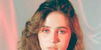 Clairo mostra cover gracioso para “Brown Trout Blues” de Johnny Flynn