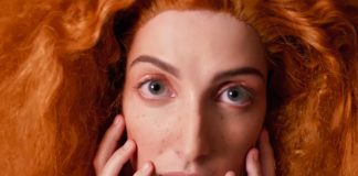 Clarice Falcão canta as diversas formas de amor no videoclipe de “Dia D”
