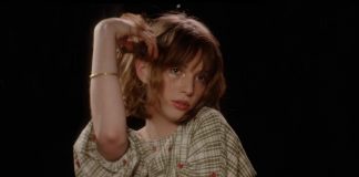 Maya Hawke é assombrada por um amor do passado na faixa “So Long”