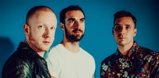 Two Door Cinema Club lança cover beneficente de “Isolation”, clássico de John Lennon