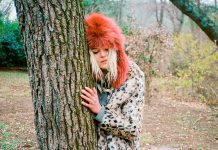 Alison Mosshart anuncia o álbum ‘Sound Wheel’ e lança a faixa “Returning The Screw”
