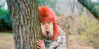 Alison Mosshart anuncia o álbum ‘Sound Wheel’ e lança a faixa “Returning The Screw”