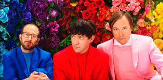 Após nove anos, Bright Eyes anuncia o álbum ‘Down in the Weeds Where the World Once Was’ para agosto e lança o single “Mariana Trench”