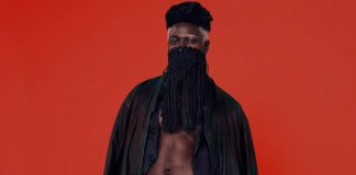 Moses Sumney mostra videoclipe intimista de “Keeps Me Alive”