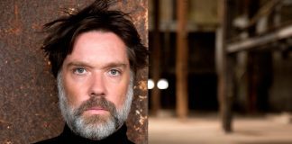 Rufus Wainwright canta sobre suceder no mundo da música em “You Ain’t Big”